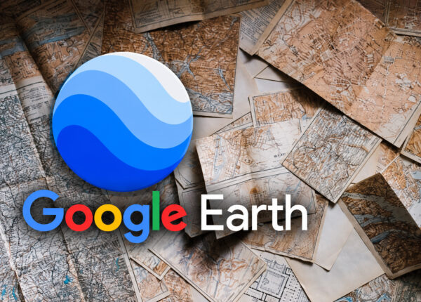 Stare papierowe mapy rozłożone obok siebie, a na ich tle logo Google Earth z nazwą aplikacji
