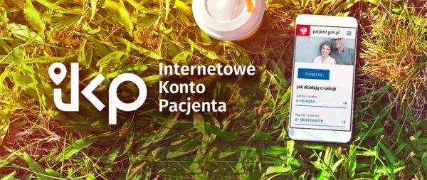 Grafika promująca Internetowe Konto Pacjenta (IKP) – na trawie leży smartfon z otwartą stroną pacjent.gov.pl pokazującą opcje e-recepty i e-skierowania. Obok telefonu znajduje się kubek z napojem i słomką. Po lewej stronie widoczne jest logo IKP oraz napis „Internetowe Konto Pacjenta”.
