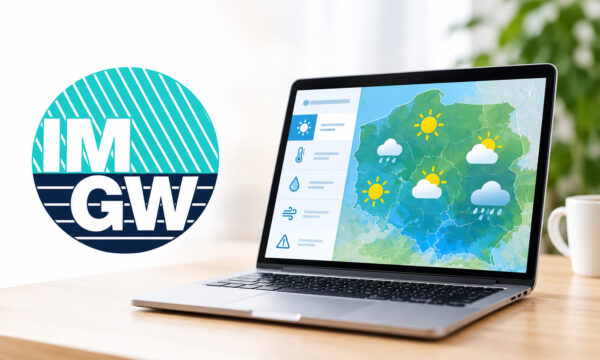 Grafika przedstawiająca logo IMGW oraz laptop z mapą Polski i symbolami różnych warunków pogodowych