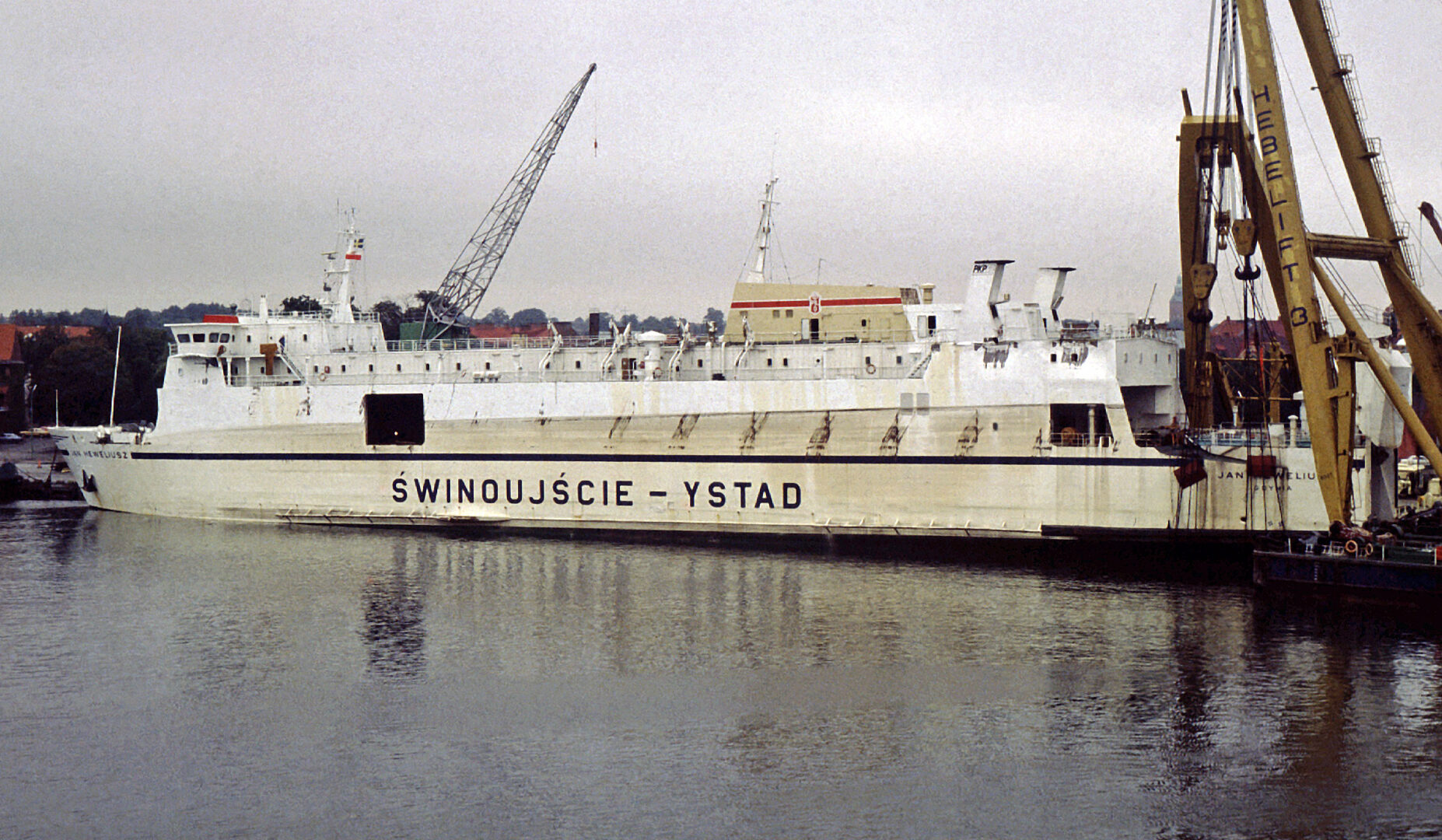 ChatGPT powiedział: Zdjęcie promu „Jan Heweliusz” na morzu – statek pasażersko-towarowy, który zatonął podczas sztormu na Bałtyku w 1993 roku.