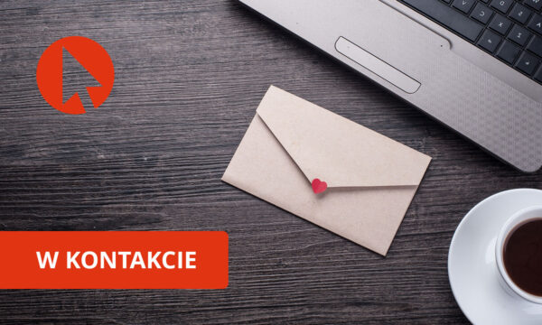 Koperta obok laptopa