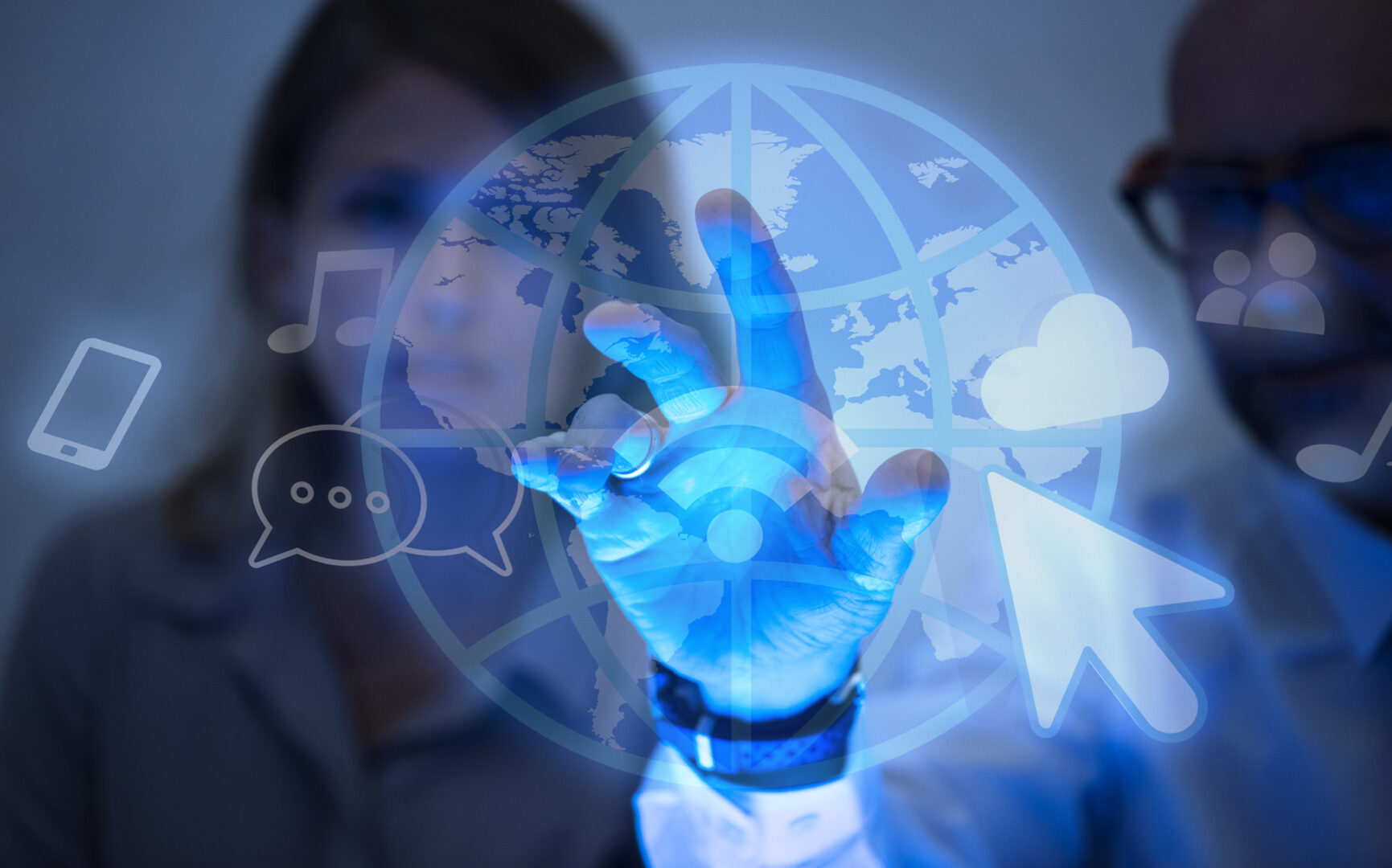 Internet i technologie – człowiek korzystający z sieci i usług online.