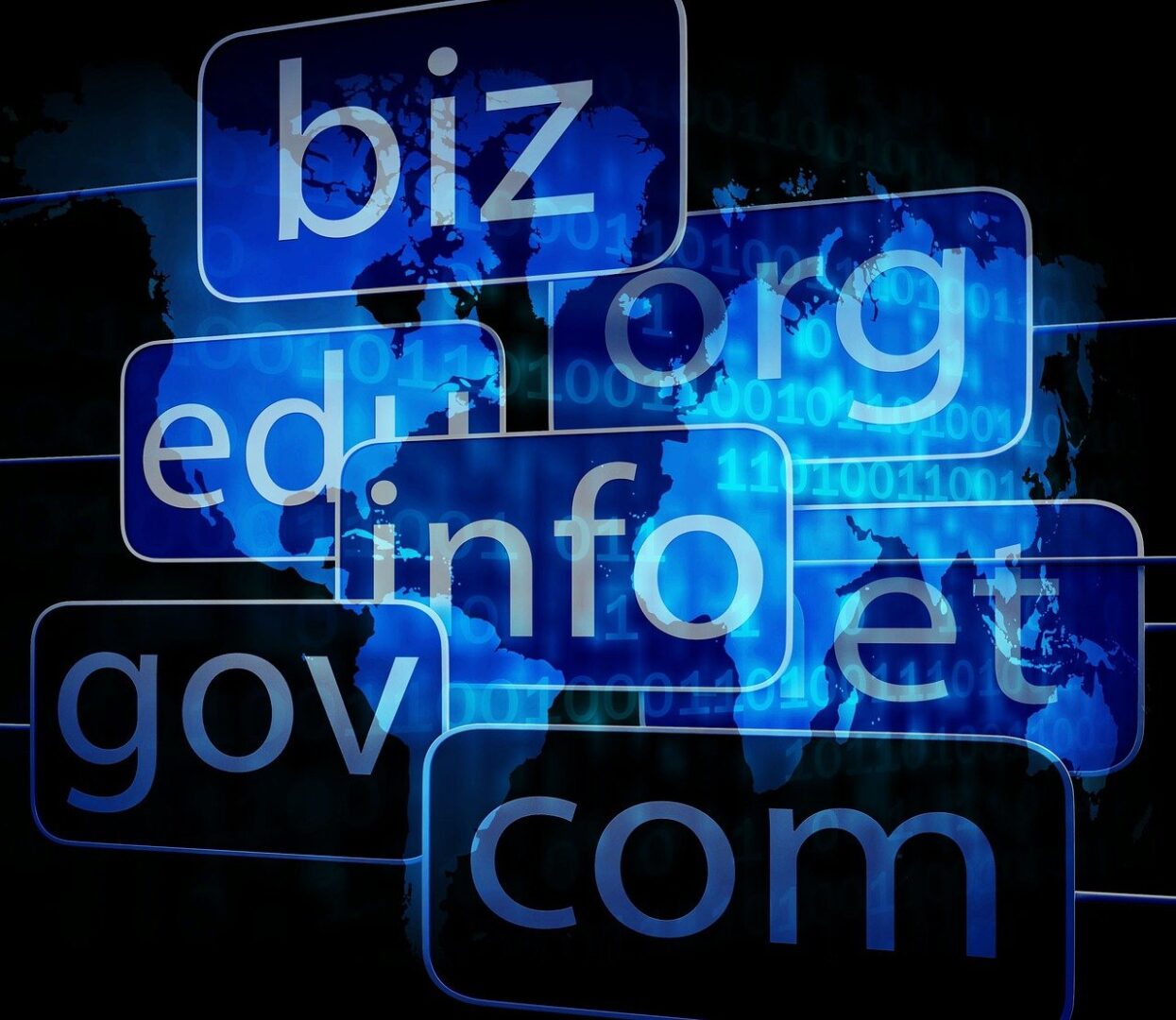 Jak rozpoznać bezpieczne adresy w Internecie?. Niebieska grafika z napisami domen: biz, org, edu, info, et, gov, com, na tle mapy świata i cyfr binarnych.