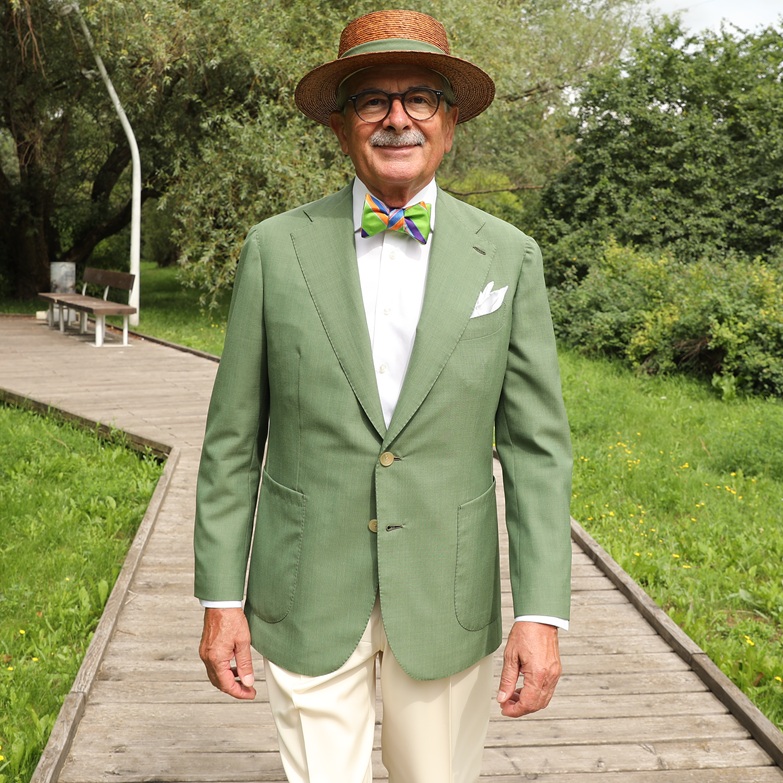 Seniorzy i seniorki w Internecie – poznaj twórców 55+ 1 Jan Adamski w eleganckiej marynarce, muszce i słomkowym kapeluszu.