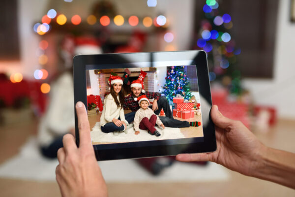 Kartka świąteczna z AI tworzona na tablecie – prosta technologia dla seniorów 55+