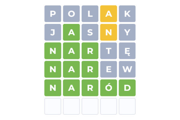 Plansza gry Wordle po polsku – pięcioliterowe słowa z zaznaczonymi literami w kolorach: zielonym (trafiona litera), żółtym (litera w złym miejscu) i szarym (litera poza słowem). Przykładowe słowa: POLAK, JASNY, NARTE, NAREW, NARÓD.
